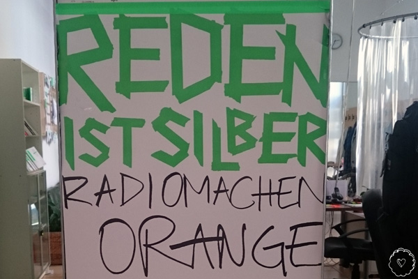 Reden ist Silber, Radiomachen Orange