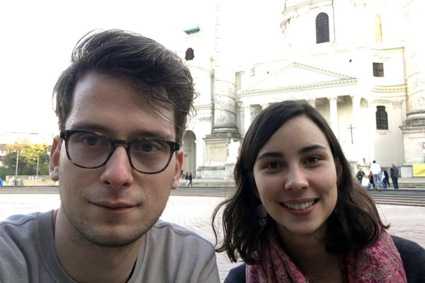 Max und Jana vor der Karlskirche