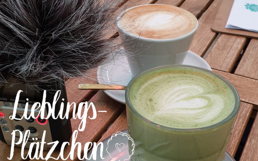 glas matchalatte, tasse kaffee, aufnahmepuschel, "lieblings-plätzchen"-schriftzug links unten