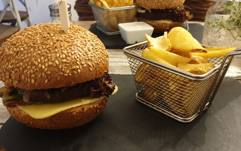 burger und ein körbchen pommes