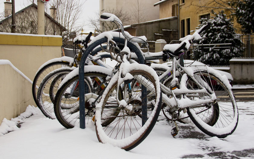 fahrräder im schnee