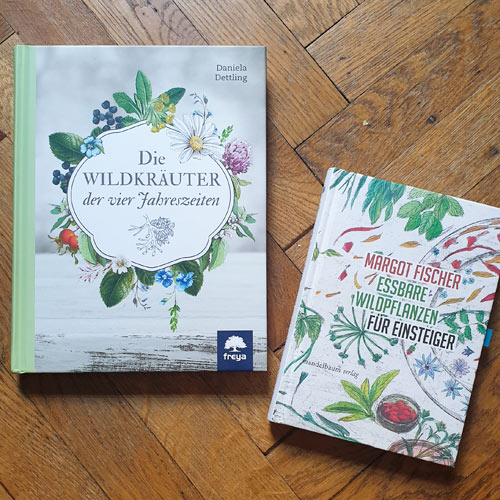"Die Wildkräuter der vier Jahreszeiten" von Daniela Dettling und "Essbare Wildpflanzen für Einsteiger" von Margot Fischer